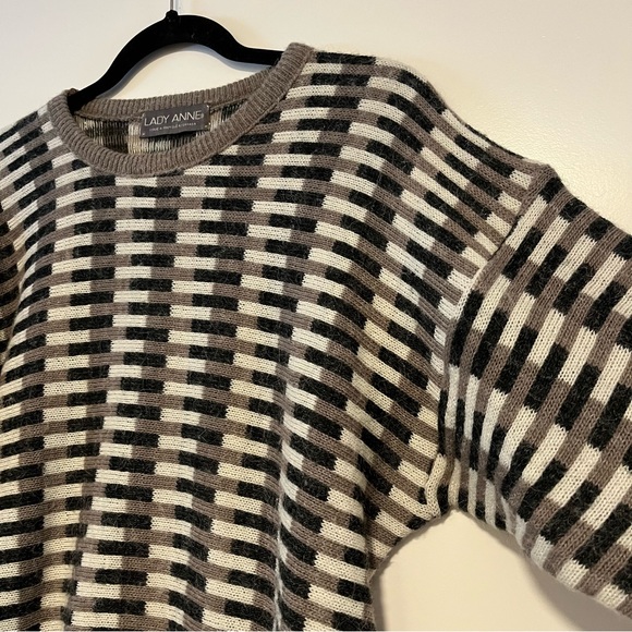 Lady Anne | Vintage Knit Sweater - Picture 3 of 12
